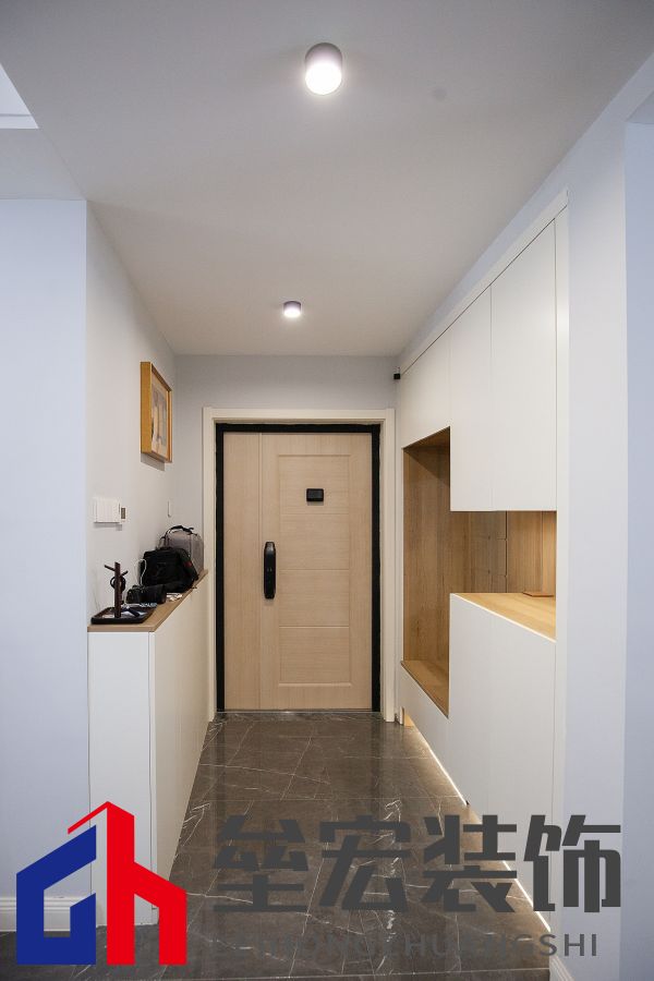 白色、木色與黑色演繹同一空間下的不同格調！