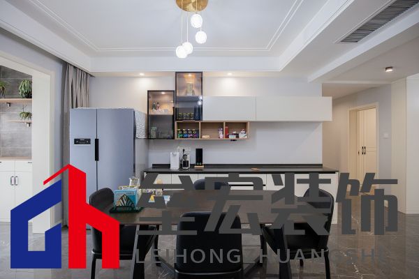 白色、木色與黑色演繹同一空間下的不同格調！