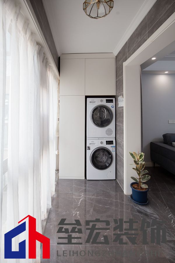 白色、木色與黑色演繹同一空間下的不同格調！