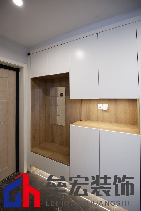 白色、木色與黑色演繹同一空間下的不同格調！