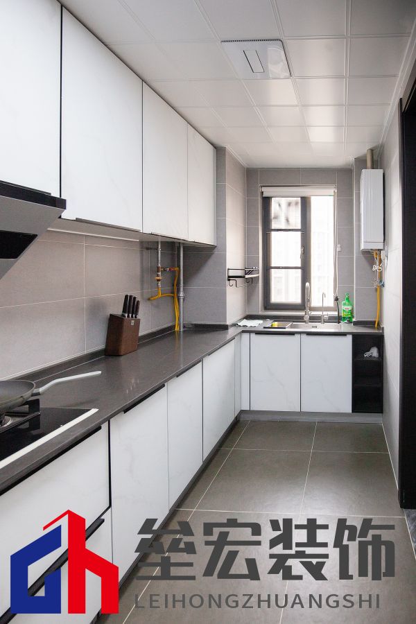 白色、木色與黑色演繹同一空間下的不同格調！