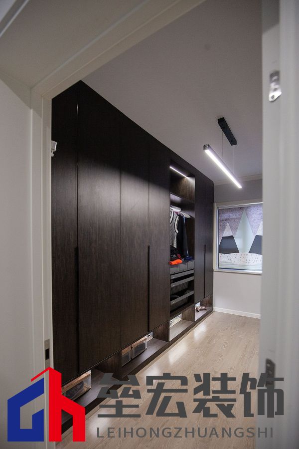 白色、木色與黑色演繹同一空間下的不同格調！