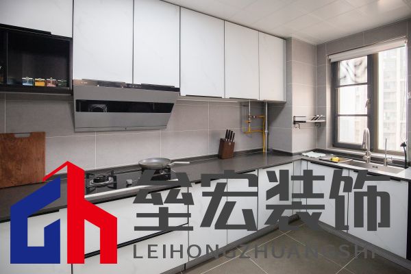 白色、木色與黑色演繹同一空間下的不同格調！