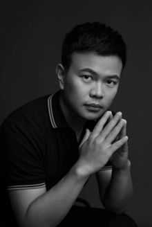 年輕的人在吃手 描述已自動生成