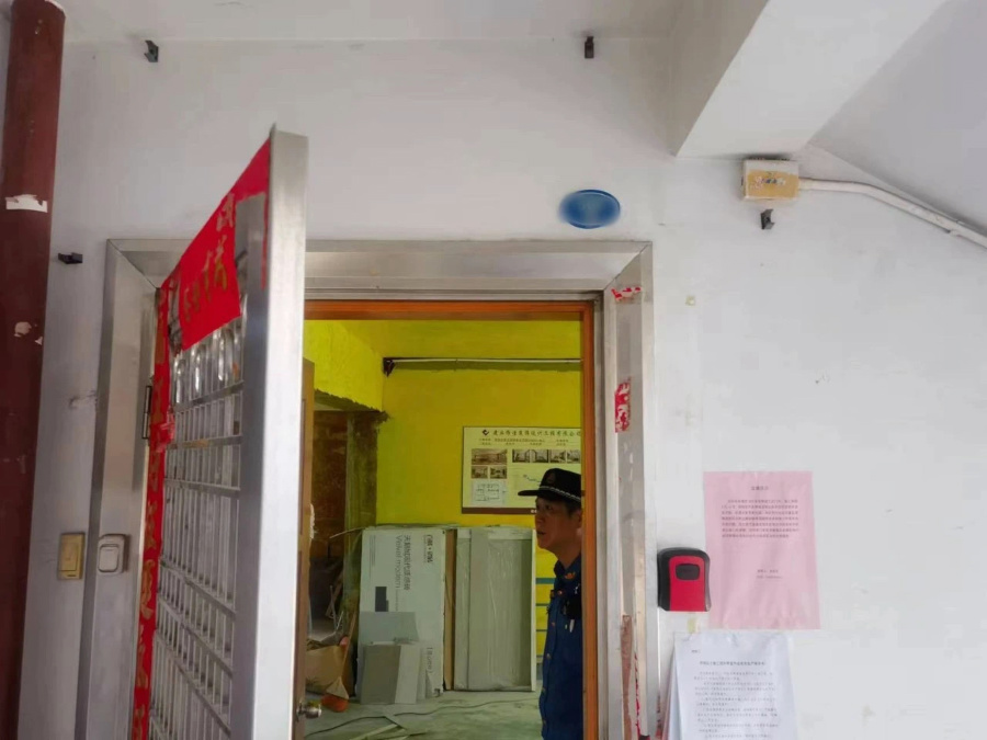 嘉蓮中隊執(zhí)法人員發(fā)現(xiàn)在禁止時段內(nèi)，存在室內(nèi)裝修擾民行為。思明城管局供圖