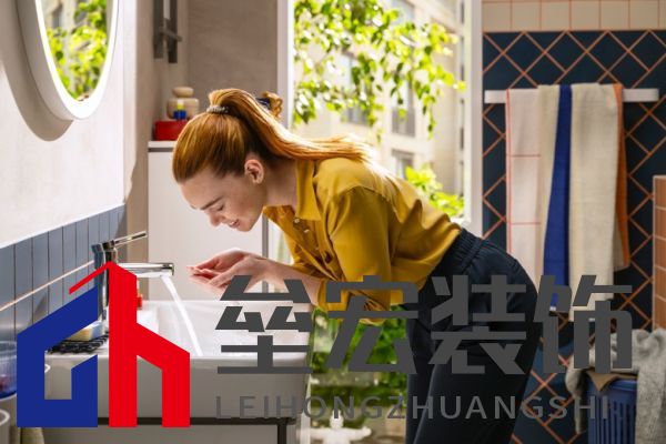 人在廚房里中度可信度描述已自動(dòng)生成