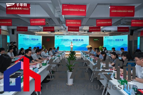 一群人站在桌子邊 AI 生成的內(nèi)容可能不正確。