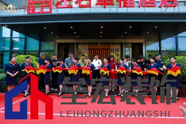 左右家居董事長黃華坤攜眾領(lǐng)導(dǎo)、嘉賓進(jìn)行剪彩